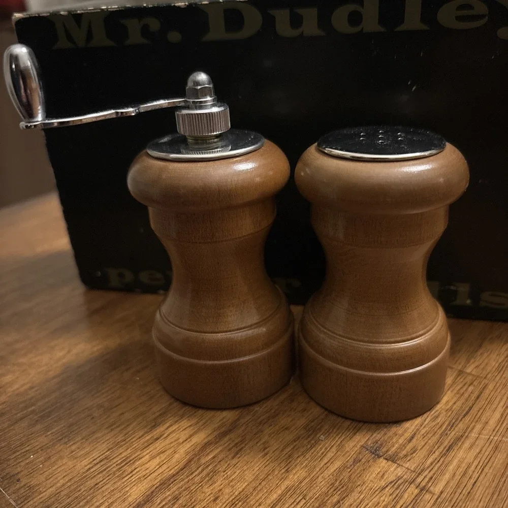 Vintage Mr. Dudley Maple Wood Pepper Mill And Salt Shaker Set In Original‎ Box
